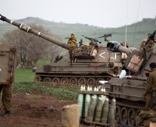 قتلت مدفعية الاحتلال المئات ودمرت عشرات الأحياء بقصفها العشوائي