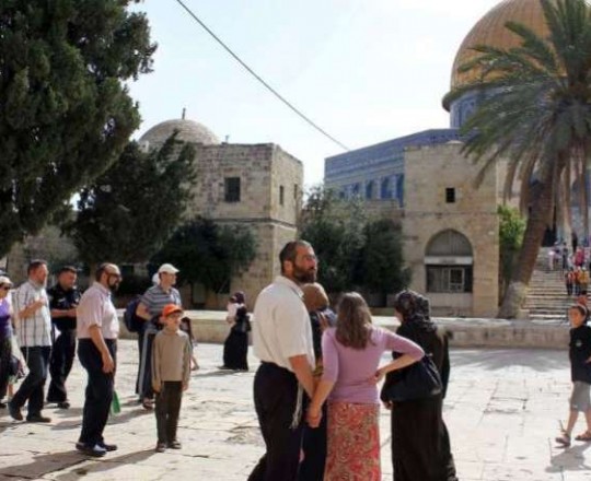 اقتحم عشرات المستوطنين المتطرفين، صباح اليوم الأربعاء، باحات المسجد الأقصى بشكل استفزازي، من جهة باب المغاربة، وبحراسة مشددة من قوات الاحتلال الخاصة.