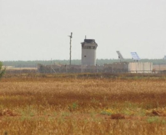 جيش الاحتلال يستهدف المزارعين شرق البريج