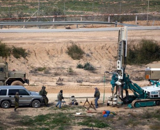تعبيرية- آلات جيش الاحتلال على حدود غزة