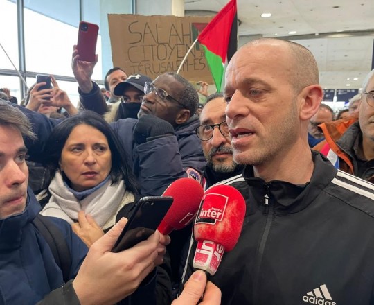 لحظة وصول المبعد صلاح الحموري إلى فرنسا 