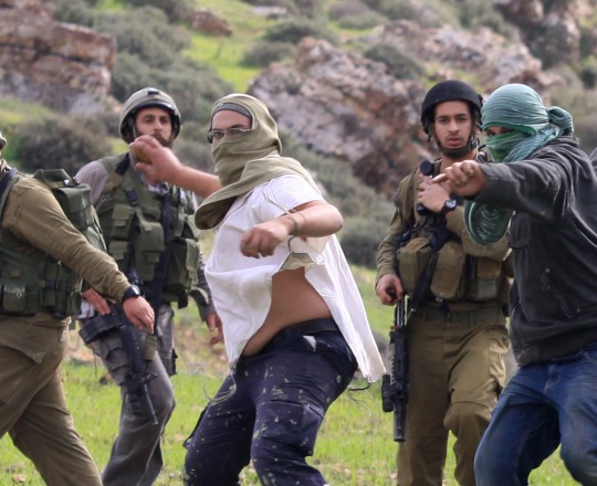 مستوطنون يقاتلون مع جيش الاحتلال