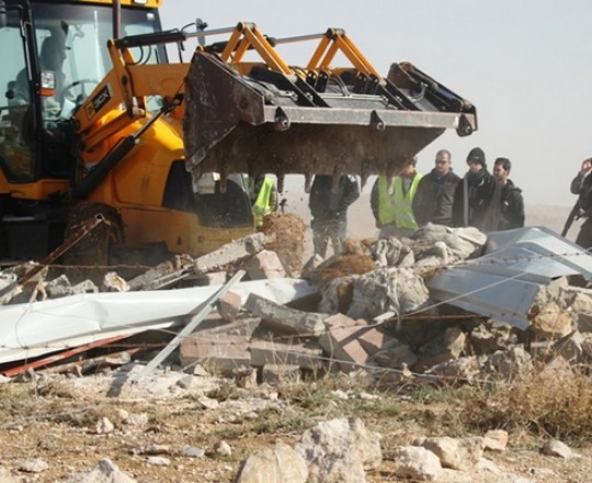 جرافات الاحتلال تهدم 