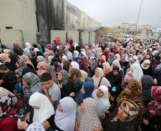 الاحتلال يعرقل وصول المصلين للقدس للصلاة بالمسجد الاقصى