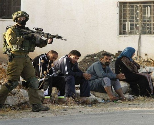 قوات الاحتلال تستجوب عدداً من المواطنين بعد مداهمة بلدة بجنين