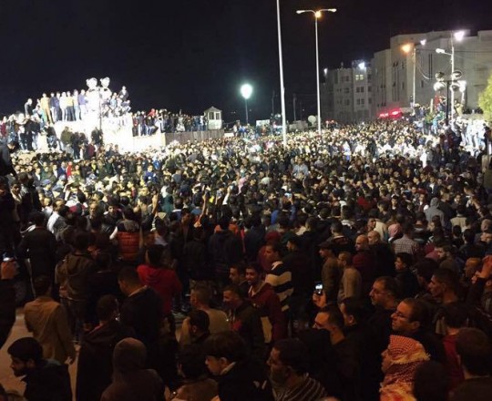 خلال استقبال الجماهير لجثامين الشهداء بمقر المقاطعة بمدينة الخليل