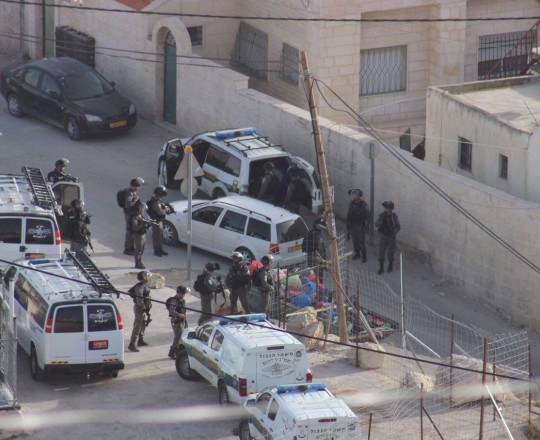 جنود الاحتلال في محيط منزل الشهيد فادي