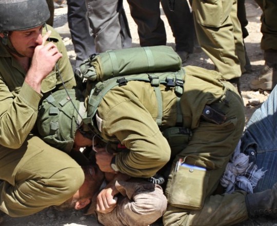 ارشيفية - اثناء اعتقال جنود الاحتلال شاب من مدينة الخليل