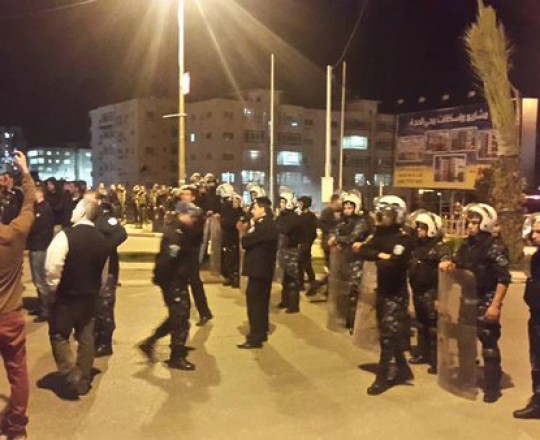 تواجد الأجهزة الأمنية الفلسطينية قرب حاجز 