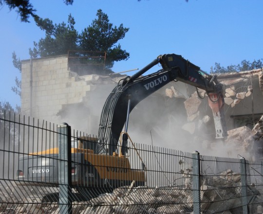 جرافات الاحتلال تهدم منشأة فلسطينية