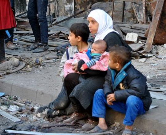 أرشيف: أم وطفلاها نازحون من القصف