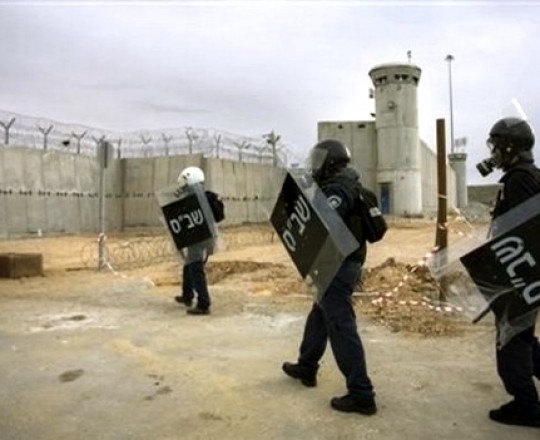 أرشيف: عناصر من شرطة الاحتلال تقتحم السجون