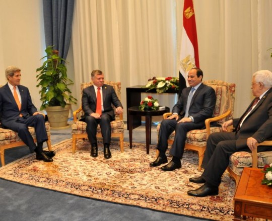 السيسي وعبدالله وابو مازن مع كيري