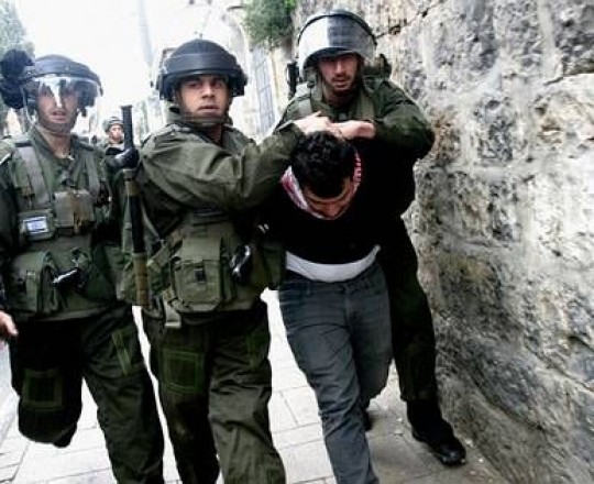 جنود الاحتلال يعتقلون شاباً فلسطينياً