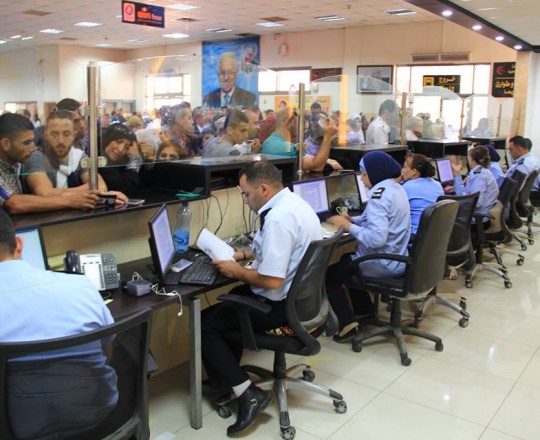 الاحتلال يمنع 20 مواطنًا من السفر خارج الضفة بحجة الأسباب الأمنية