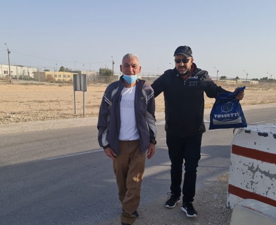 الأسير القائد رشدي أبو مخ يتنسّم عبير فلسطين بعد 35 عامًا داخل الزنازين الصهيونية