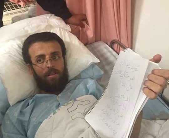 الأسير محمد القيق من داخل المستشفى 