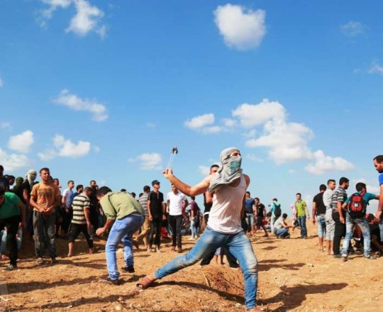 جانب من المواجهات التي دارت امس على خطوط التماس شرق وشمال قطاع غزة