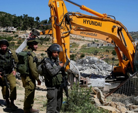 جرافات الاحتلال تهدم منشأة فلسطينية