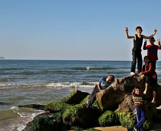 أطفال يلهون على شاطئ بحر غزة