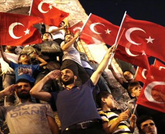 شبّان خرجوا في تظاهرات عارمة بالتزامن مع انتشار نبأ انقلاب قيادات بالجيش التركي على حكم أردوغان
