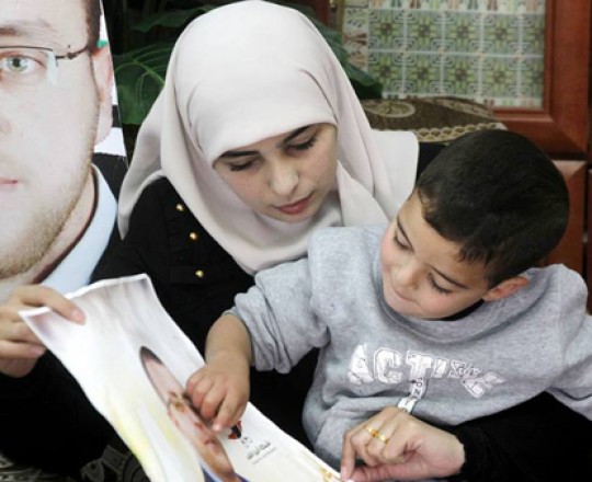 زوجة الأسير وطفله