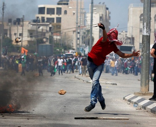 ارشيفية - احد الشبان خلال مواجهات انتفاضة القدس