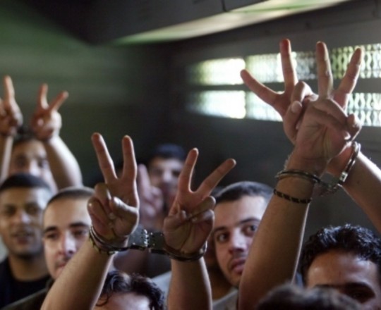 الاحتلال يصدر 14 أمر اعتقال إداري بحق أسرى