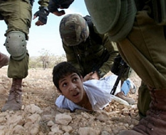 جنود الاحتلال ينكلون بطفل فلسطيني