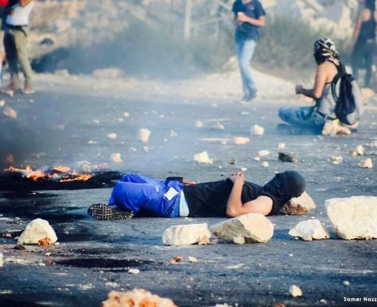 شاب فلسطيني يستريح خلال اشتباكات مع جنود الاحتلال بالضفة