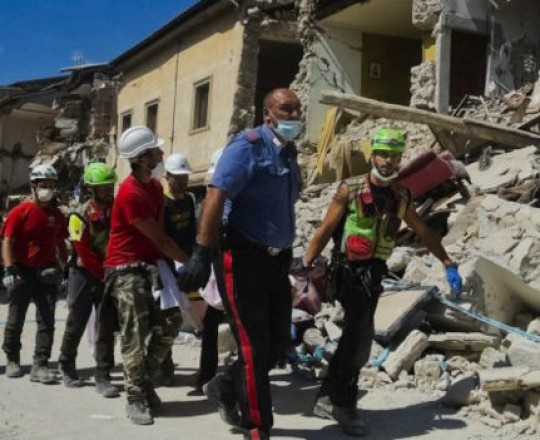 من آثار الزلزال 