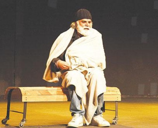 الممثل رفيق علي أحمد من مسرحية 