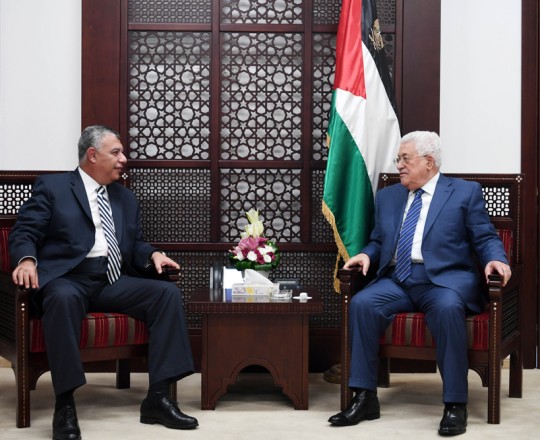 الرئيس محمود عباس، اثناء لقاء مدير المخابرات المصرية خالد فوزي في رام الله