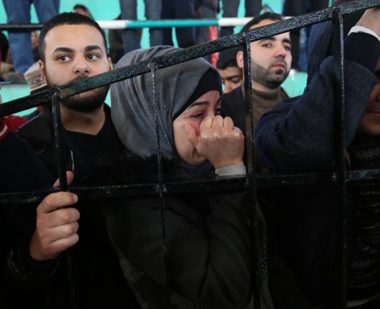 معاناة الغزيين خلال السفر عبر معبر رفح 
