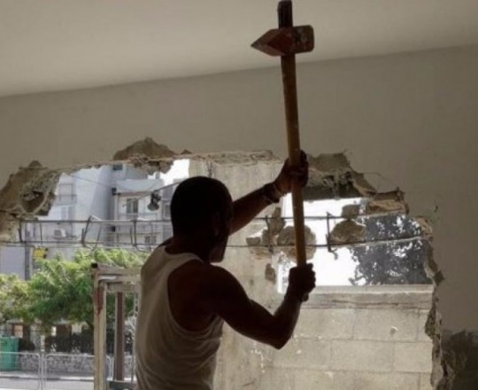 الاحتلال يجبر فلسطيني باللد على هدم منزله