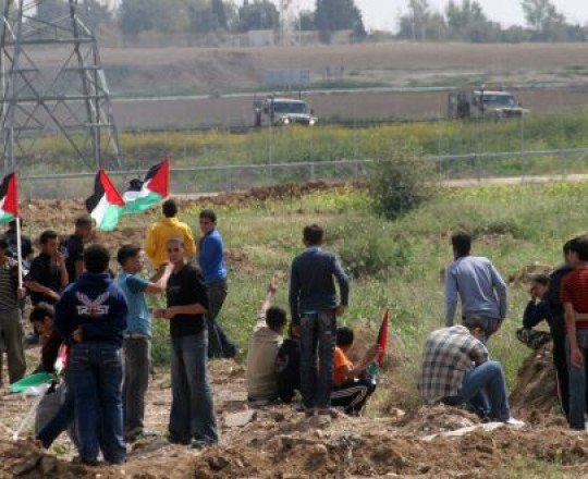 شبّان فلسطينيون خلال مواجهات على حدود قطاع غزّة