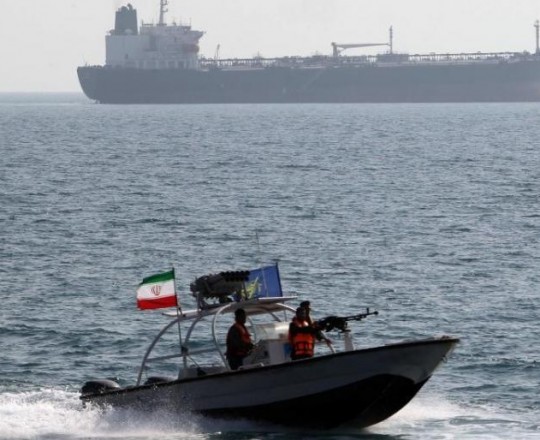 سفنيه حربية إيرانية في مضيق هرمز (رويترز-أرشيف)