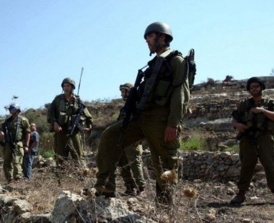 قوات الاحتلال تمنع مُزارع من استصلاح أرضه في قلقيلية