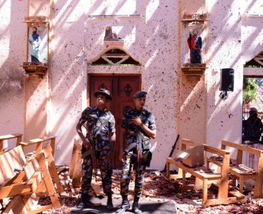جانب من التفجيرات الإرهابية التي طالت كنائس وفنادق في سيرلانكا- وكالات
