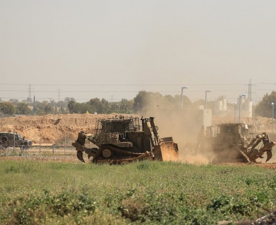 جرافات صهيونية تتوغل في أراضي المواطنين شرقي غزة - ارشيف