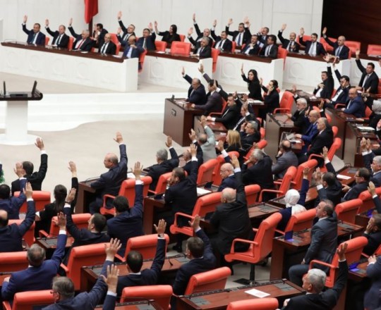 البرلمان التركي أثناء جلسة تصويت على قانون (أ ف ب)