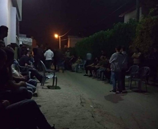 مواطنون يتجمهرون قرب منزل الشهيد الأسير يونس بعد إعلان استشهاده