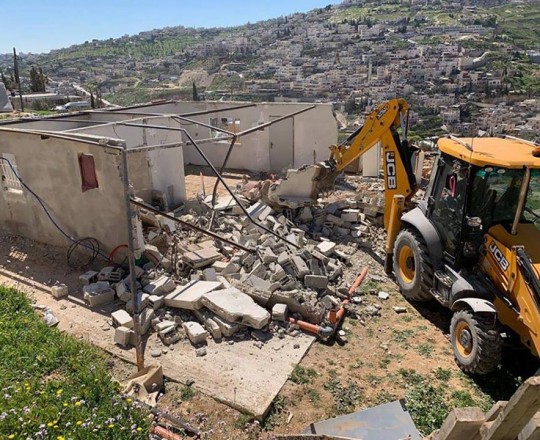 آليات الاحتلال تهدم منشأة فلسطينية - الضفة - أرشيف