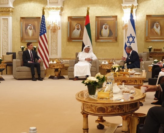 اجتماع الوفد الأمريكي والصهيوني مع الوفد الإماراتي في أبو ظبي 