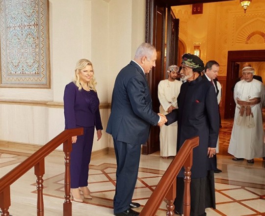 نتنياهو لحظة استقباله من السلطان قابوس في عُمان- وكالات