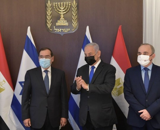 ووزير البترول المصري طارق الملا بجانب نتنياهو في زيارة اليوم