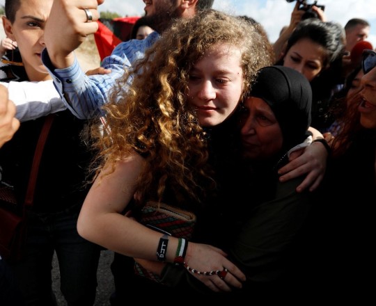 عهد التميمي ووالدتها ناريمان عقب الإفراج عنهم - وكالات 