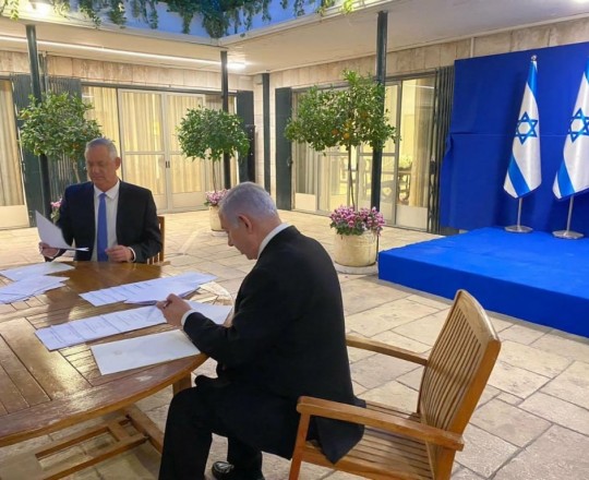 خلال توقيع الاتفاق 