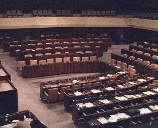 كاهانا يلقي كلمة في الكنيست الفارغة عام 1985