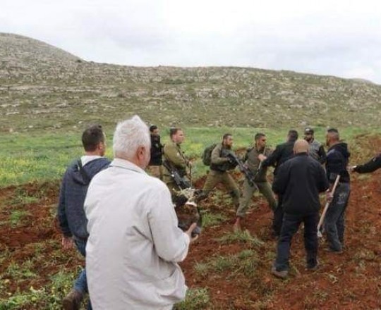  قوات الاحتلال ومستوطنين أعتدوا على نشطاء ومواطنين يزرعون الأشجار 